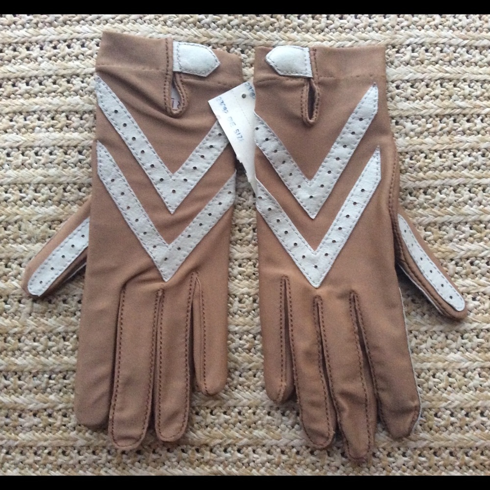 Woolite Nylon Gloves  
Beige/Ivory Color One Size